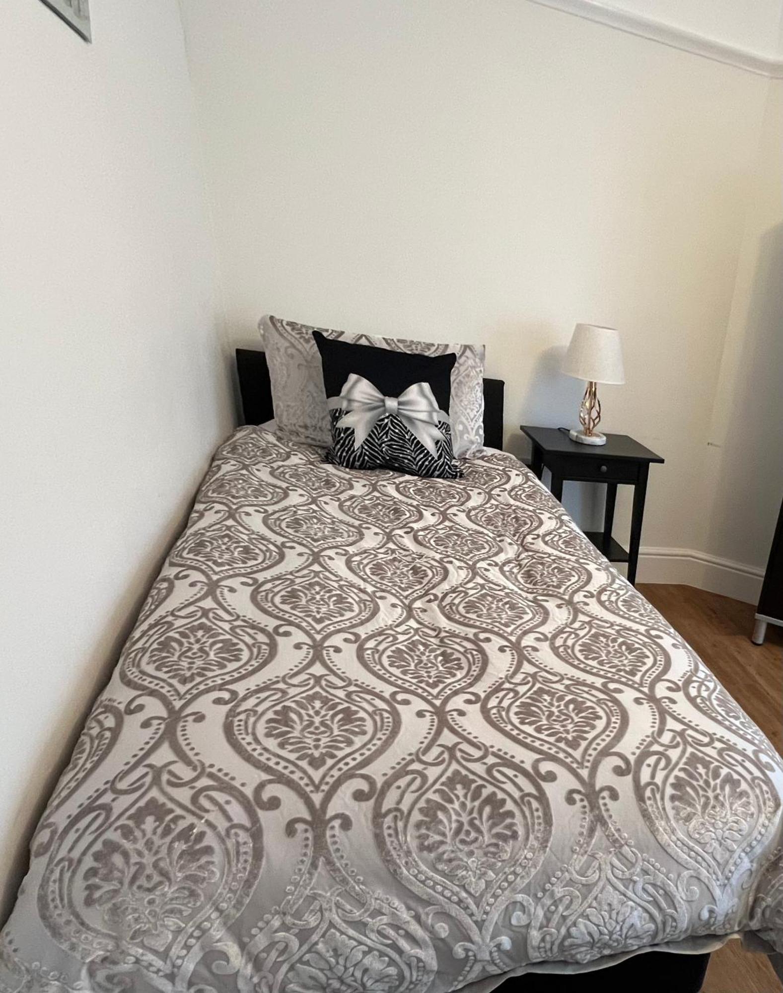 Large Family-Friendly 2Bd Glastonbury Retreat, Sleeps 5 Екстериор снимка