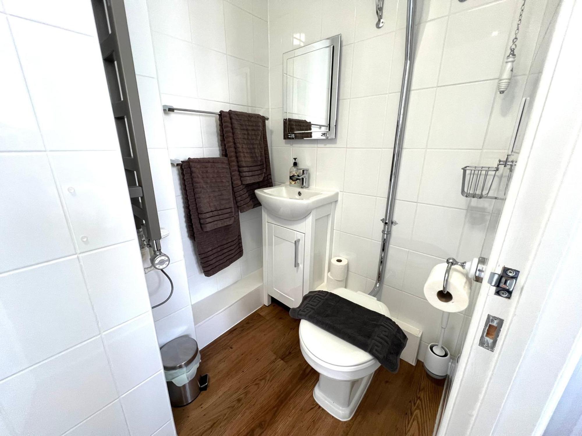 Large Family-Friendly 2Bd Glastonbury Retreat, Sleeps 5 Екстериор снимка